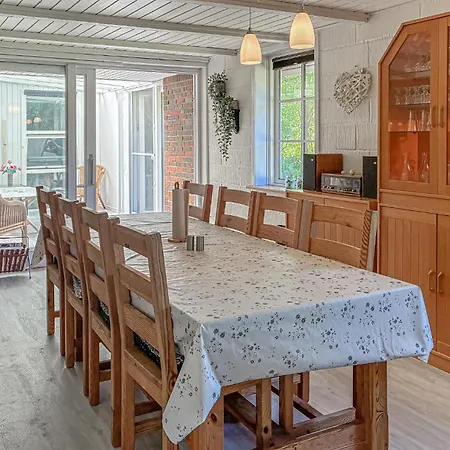 3 Bedroom Lovely In Holiday home